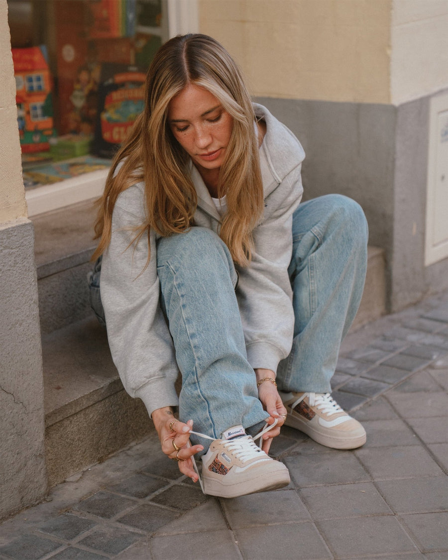 [woman]